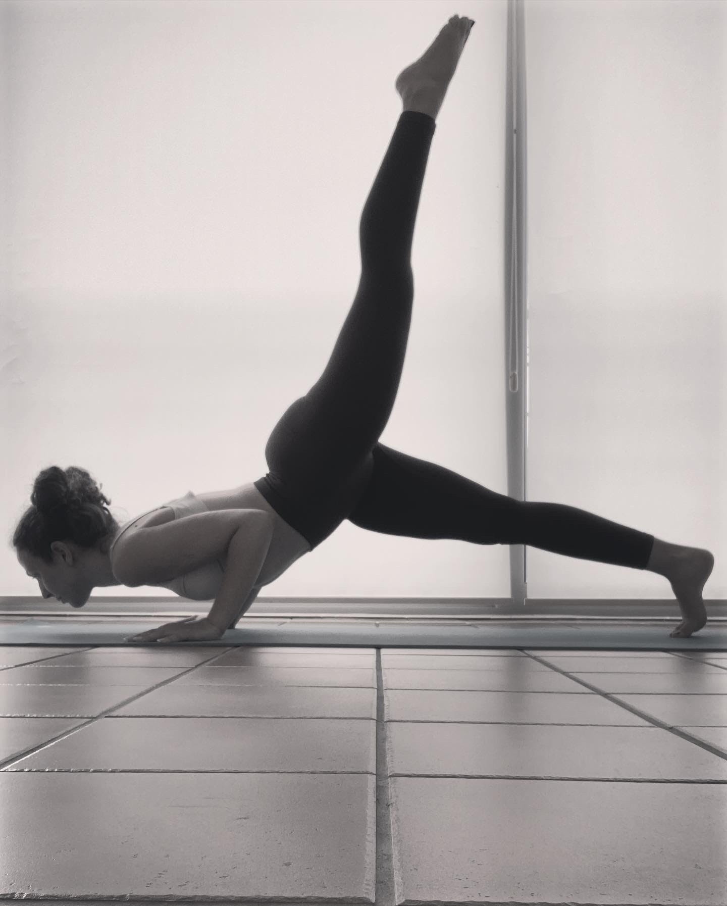 hobnob-glyfada-ioanna-kalogeri-yoga-instructor-cover-sportshunter