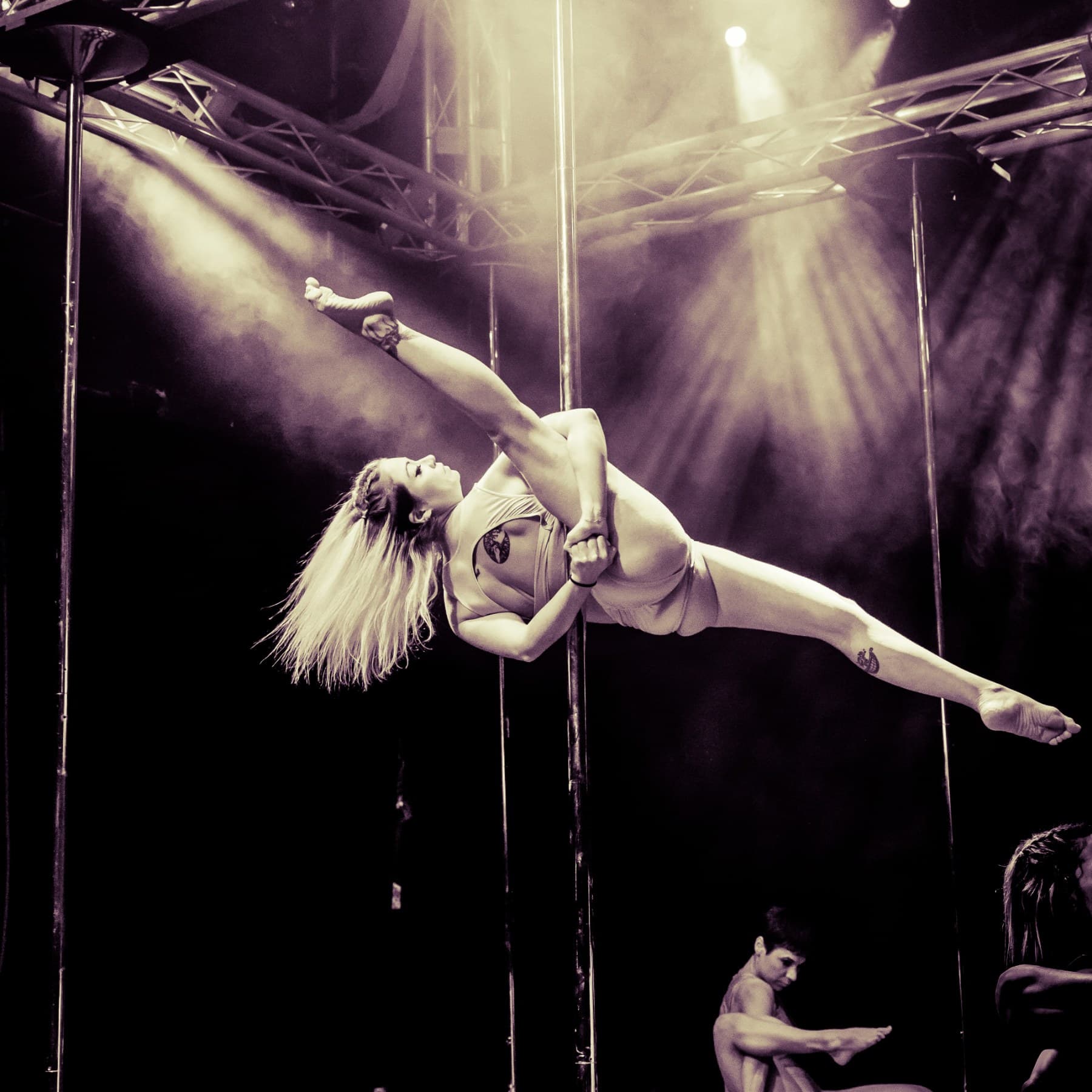 vertical-divas-athenes-pole-dancing-sporshunter-1