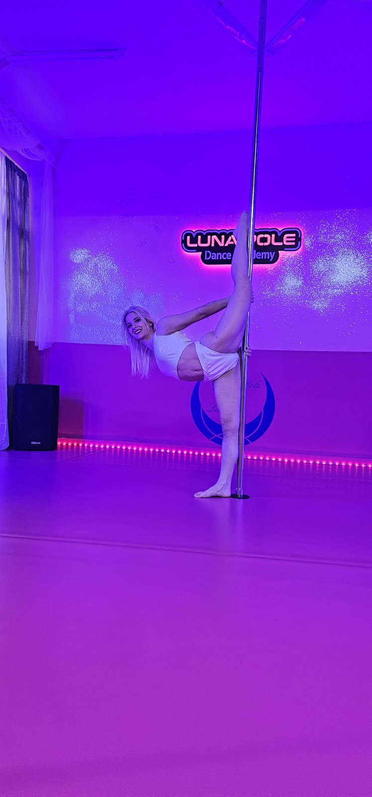 luna-pole-dance-academy-kallithea-flexibility-sportshunter