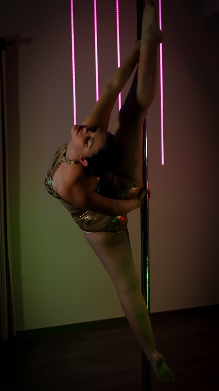 pole-house-by-penny-krines-korinthias-pole-dance-sportshunter-43