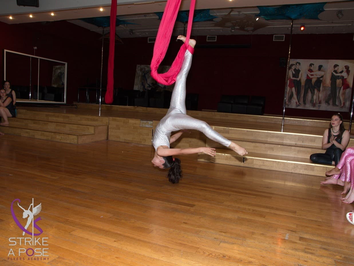 strike-a-pose-argyroupoli-aerial-yoga-sportshunter-11