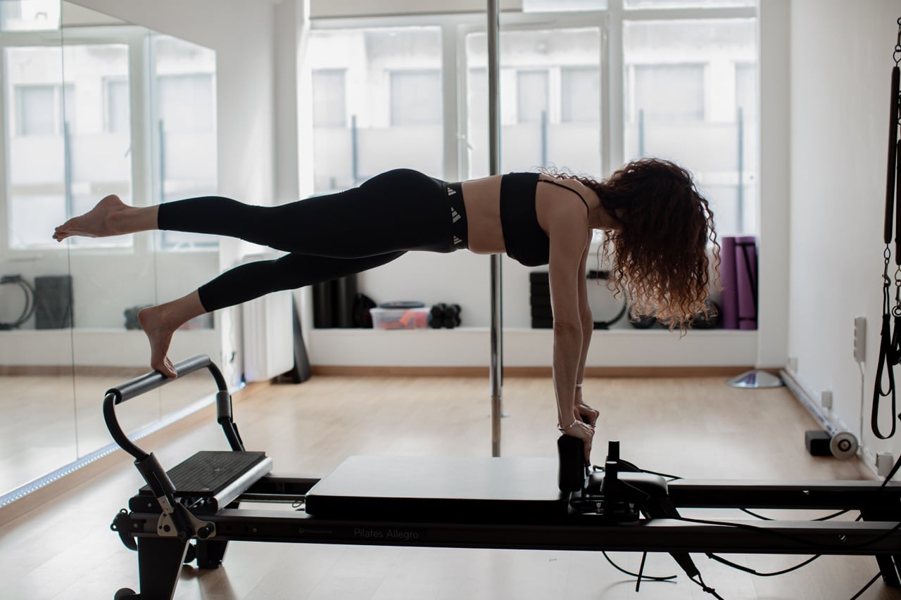 8th-floor-pole-and-pilates-pilates-reformer-athina-sportshunter-13